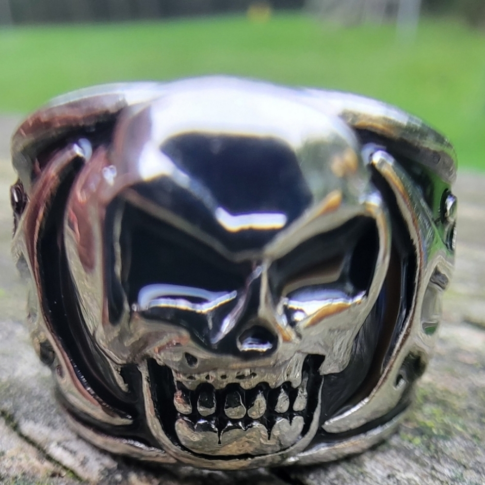 Fear Nothing Skeleton Ring. Size 8 - Picture 5 of 5